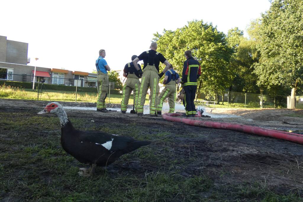 Brandweer vult nieuwe dierenvijver