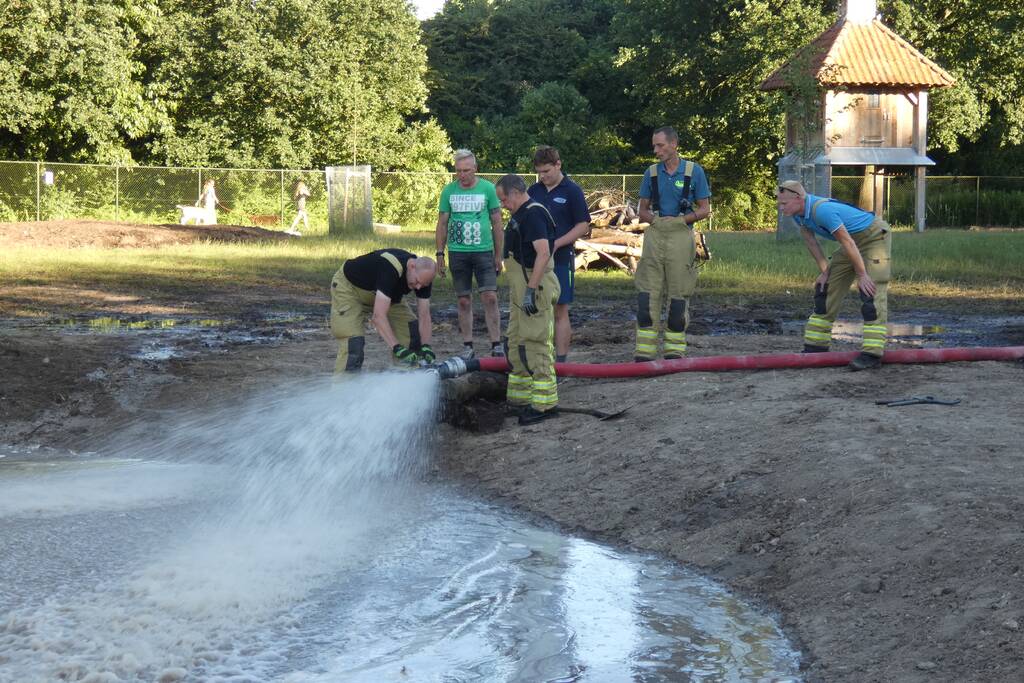 Brandweer vult nieuwe dierenvijver