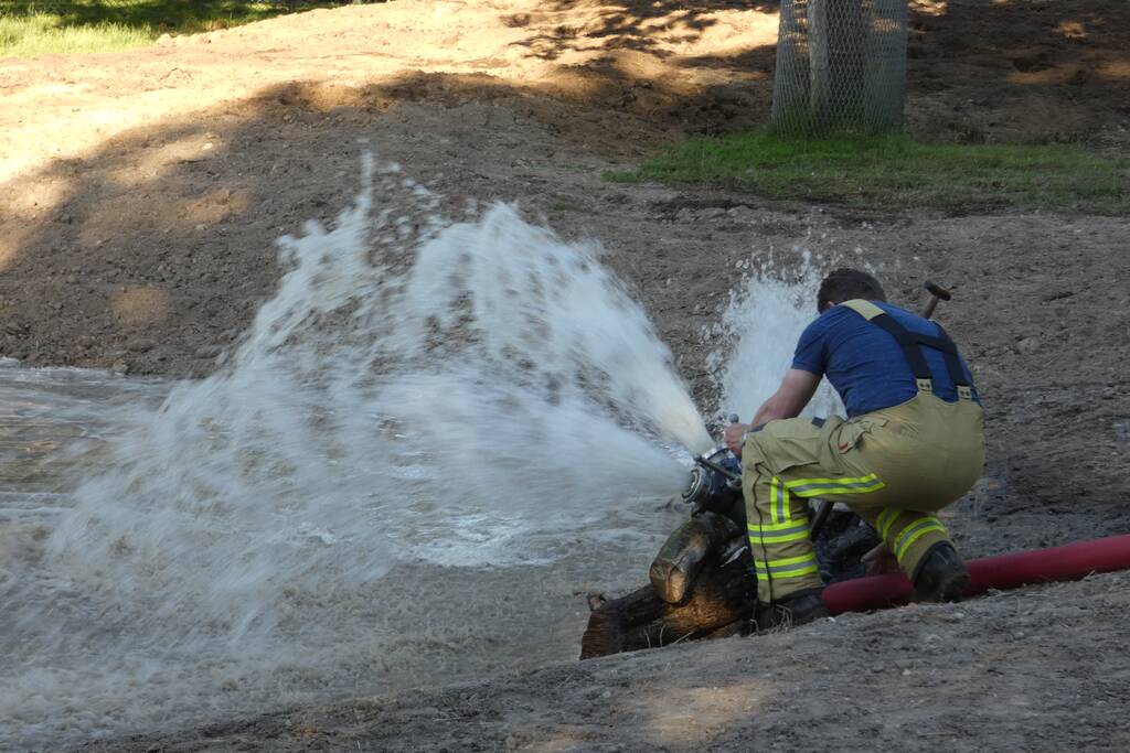 Brandweer vult nieuwe dierenvijver
