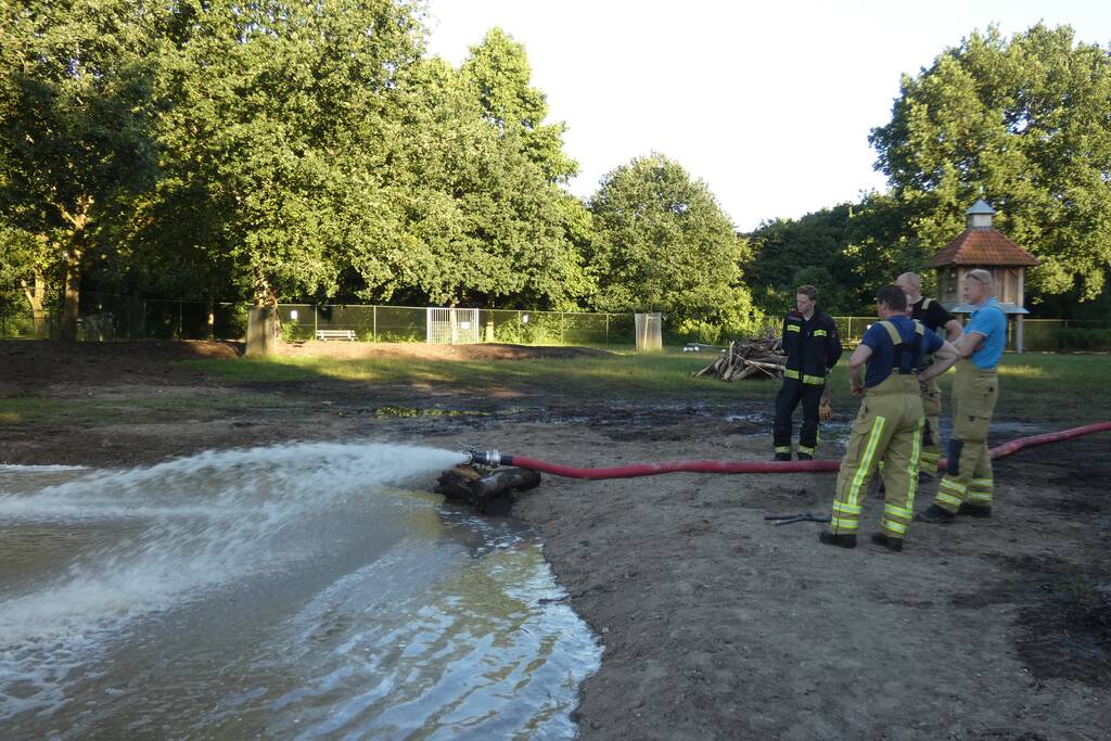 Brandweer vult nieuwe dierenvijver