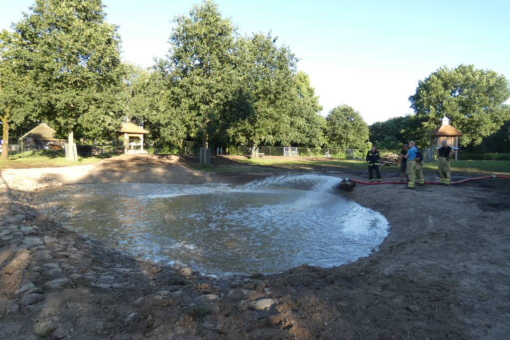 Brandweer vult nieuwe dierenvijver