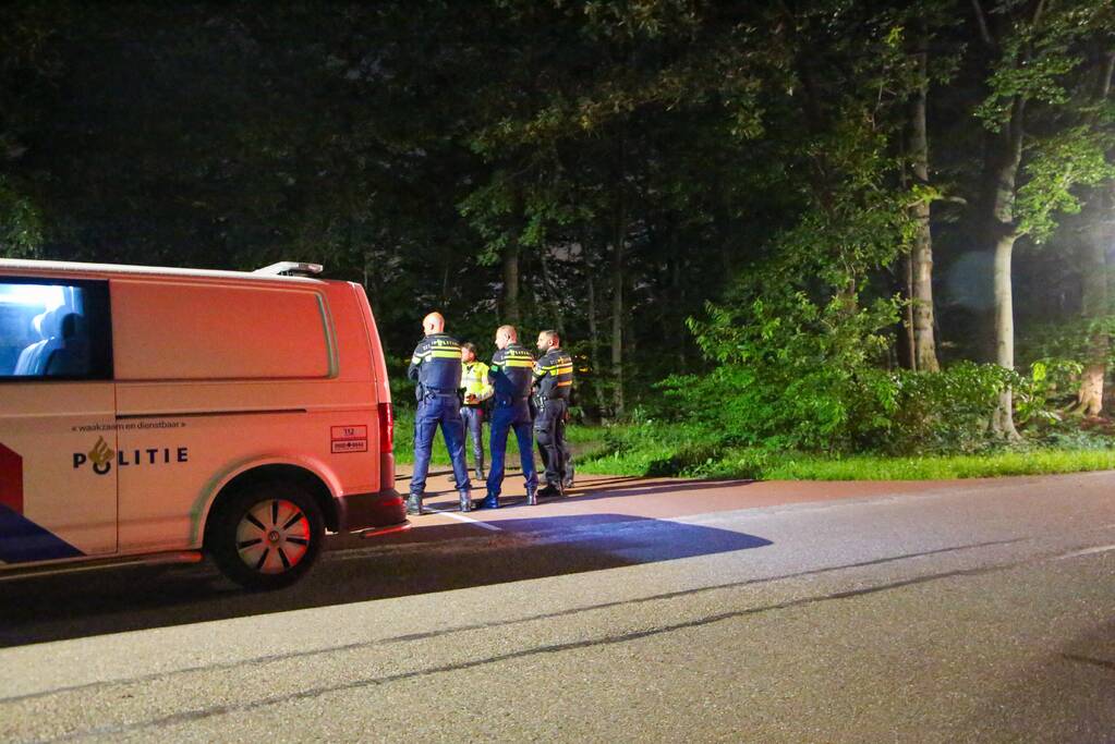 Politie zoekt naar vermist minderjarig meisje in bos