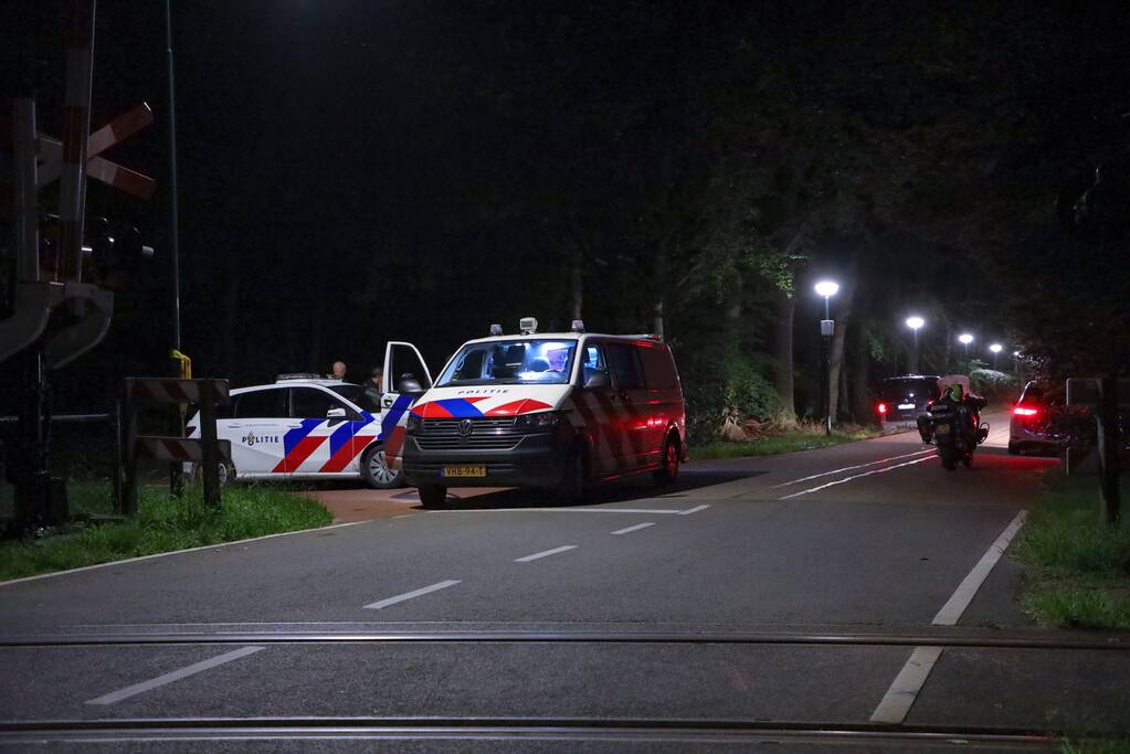 Politie zoekt naar vermist minderjarig meisje in bos