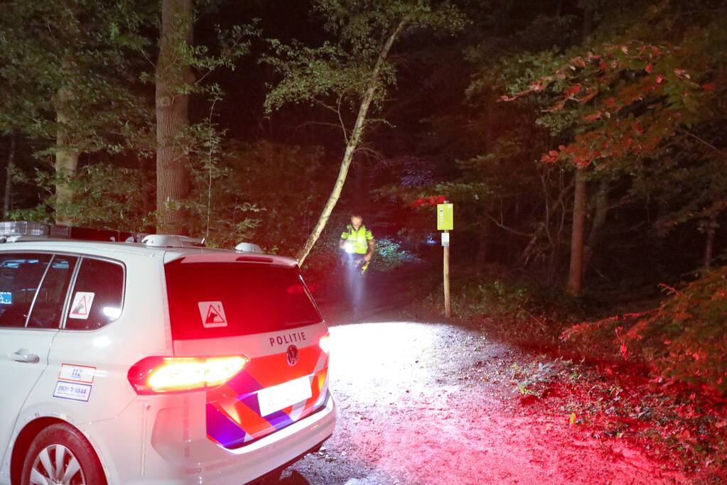 Politie zoekt naar vermist minderjarig meisje in bos