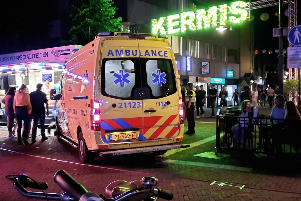 Persoon bewusteloos op kermisterrein