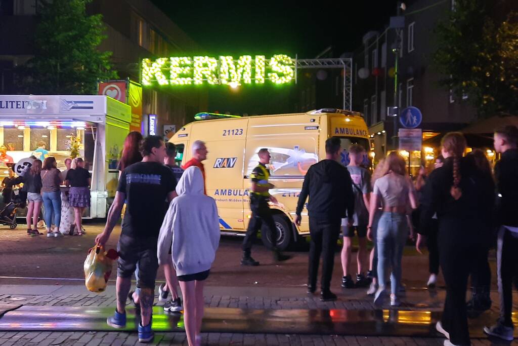 Persoon bewusteloos op kermisterrein