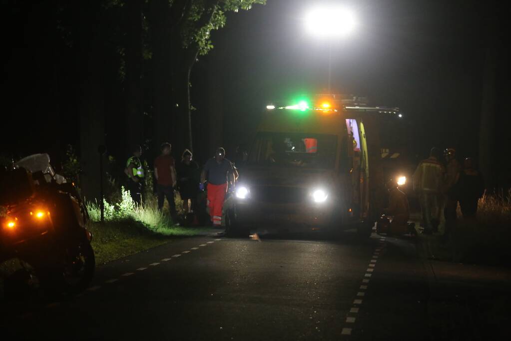 Meerdere gewonden bij botsing tegen boom