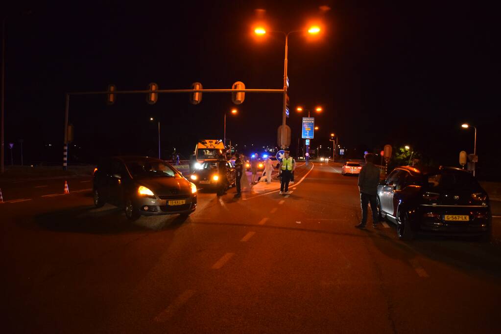 Auto rijdt door rood en botst op andere weggebruiker