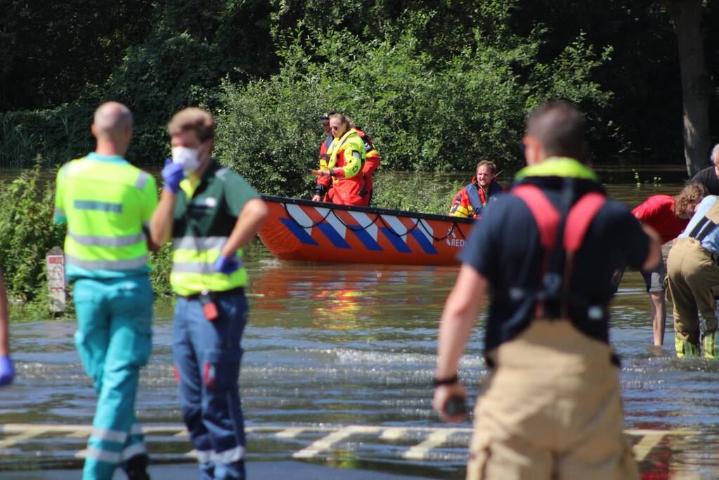 Persoon te water bij overstromingen