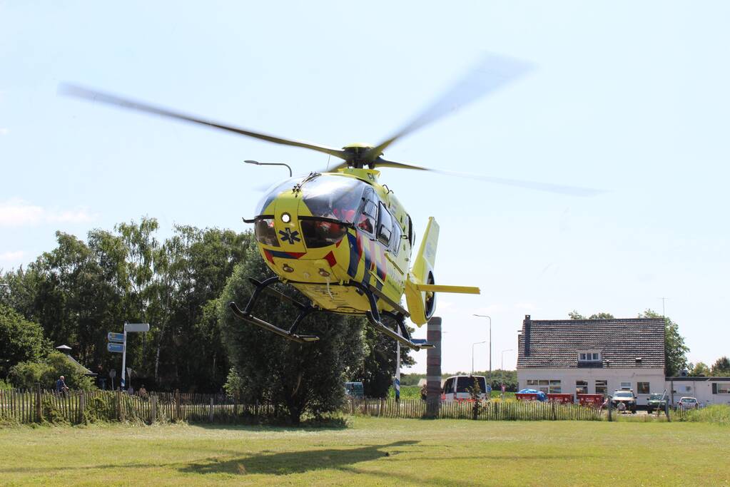 Persoon te water bij overstromingen