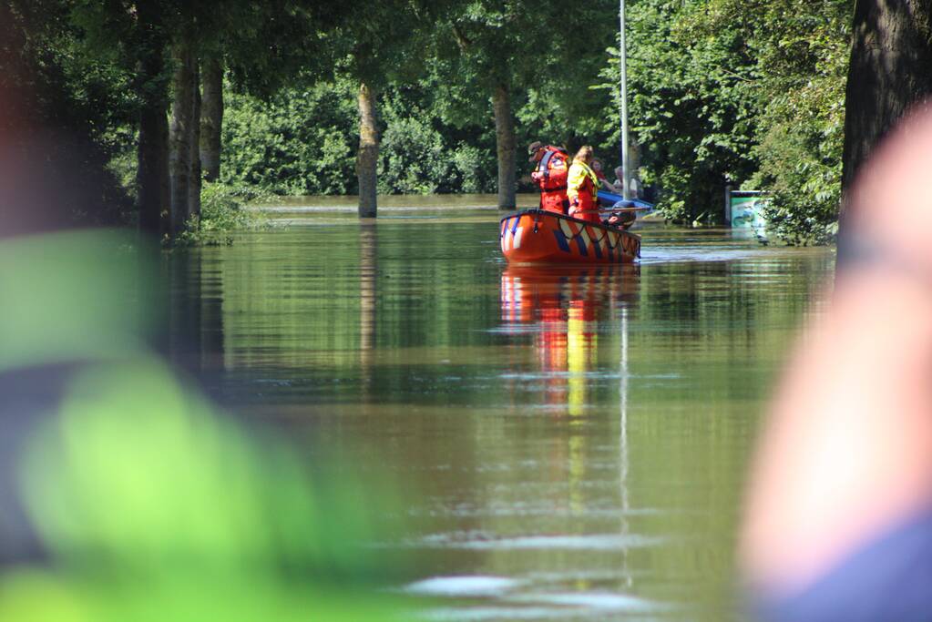 Persoon te water bij overstromingen