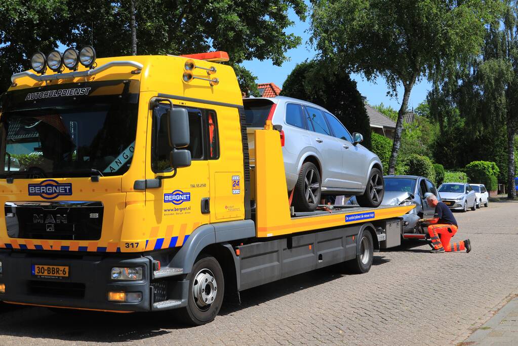 Auto's botsen op kruising