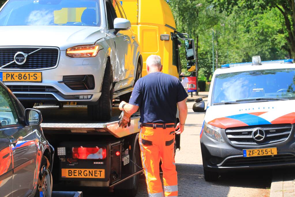 Auto's botsen op kruising