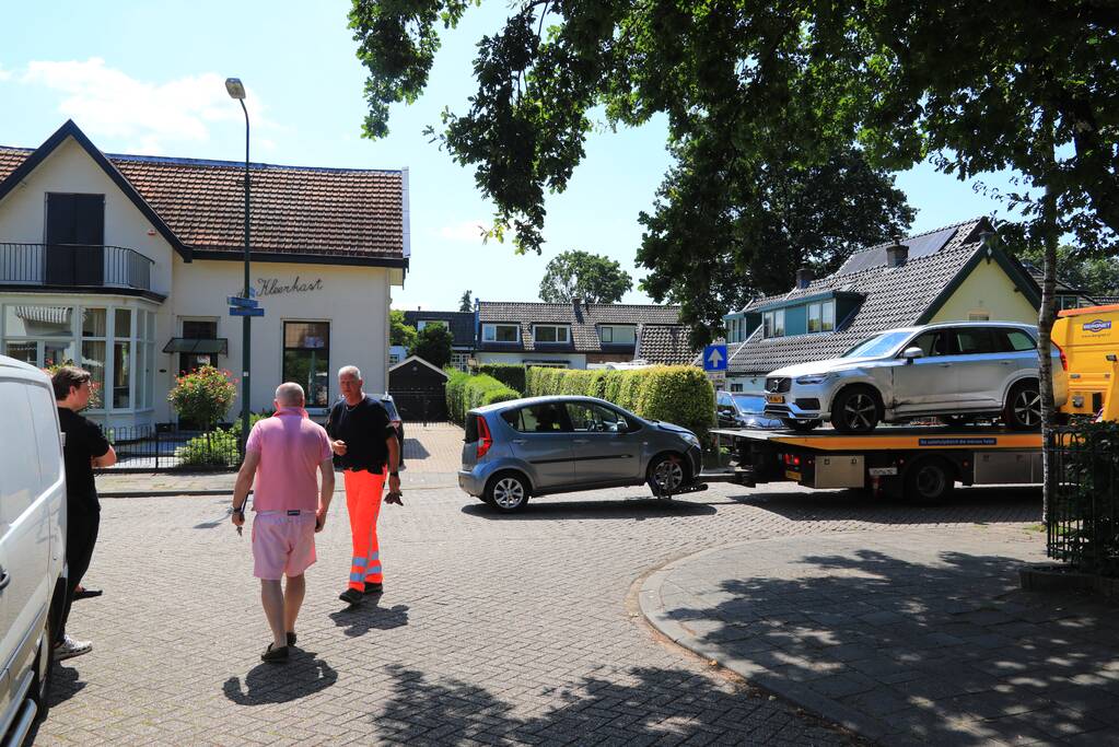 Auto's botsen op kruising
