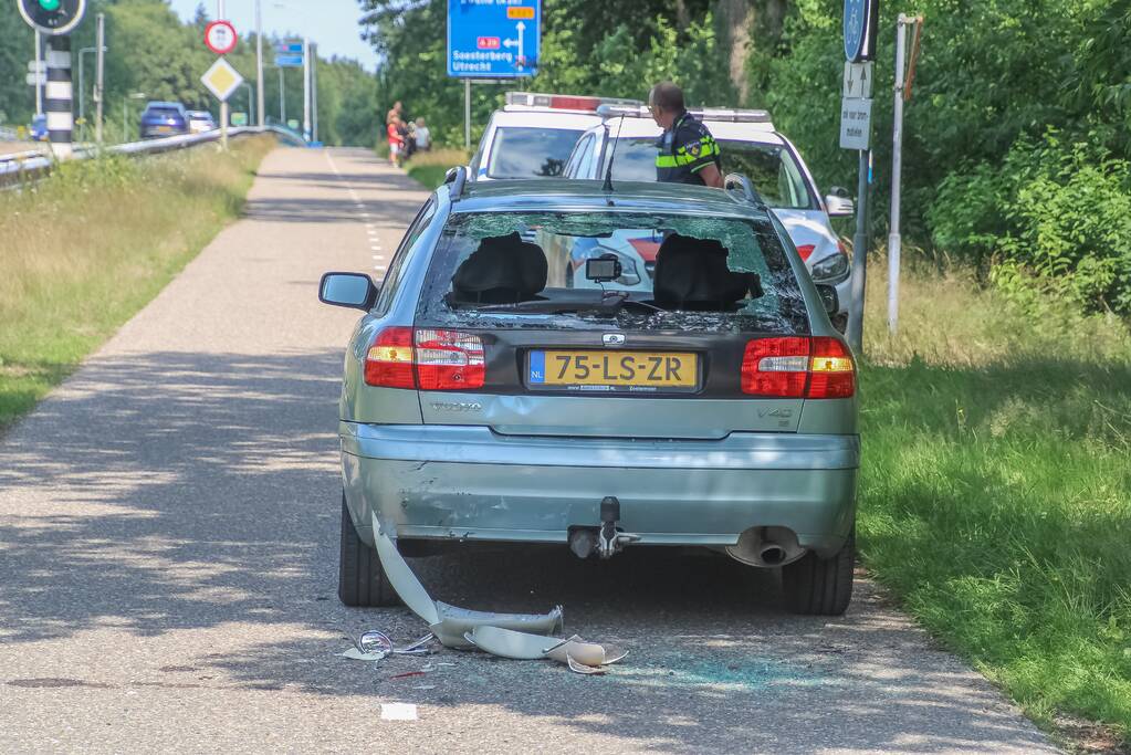 Scooterrijder botst met scooter achter op auto