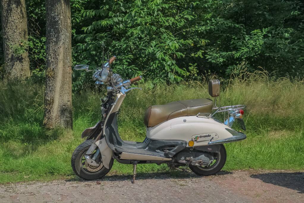 Scooterrijder botst met scooter achter op auto