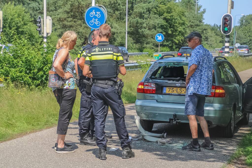 Scooterrijder botst met scooter achter op auto