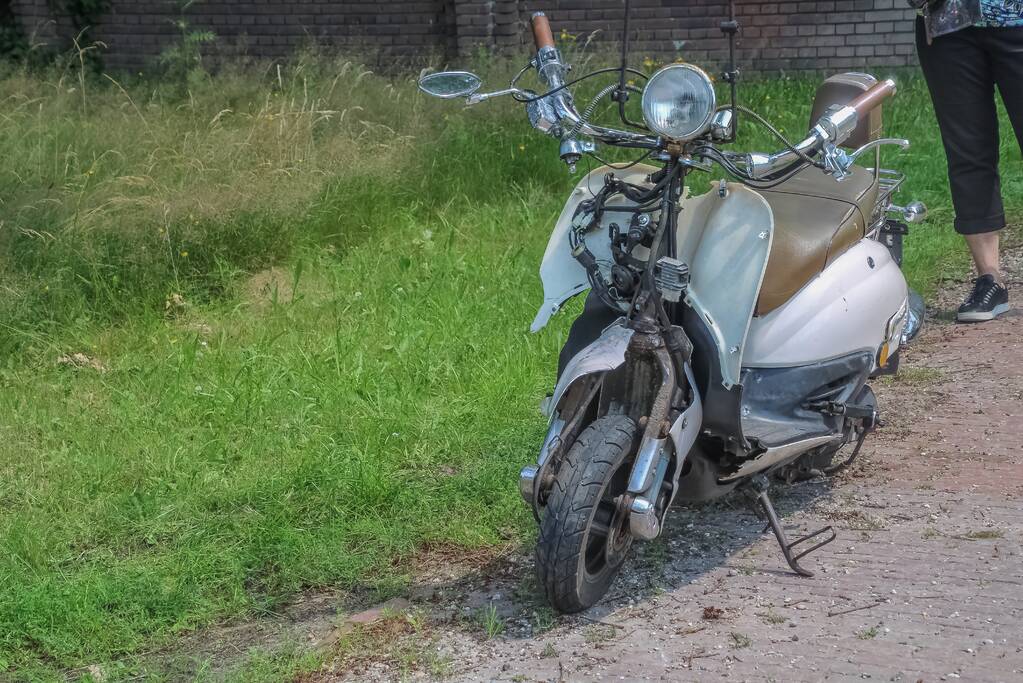 Scooterrijder botst met scooter achter op auto