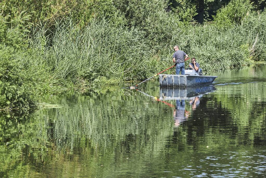 Waterschap haalt emmers met dode vissen uit Valleikanaal