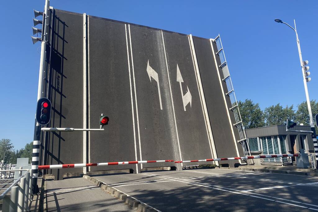 Geen verkeer mogelijk door kapotte brug