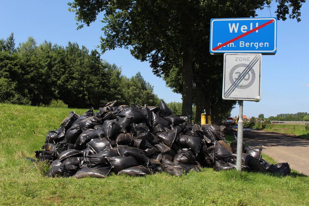 Leger versterkt dijk met zandzakken