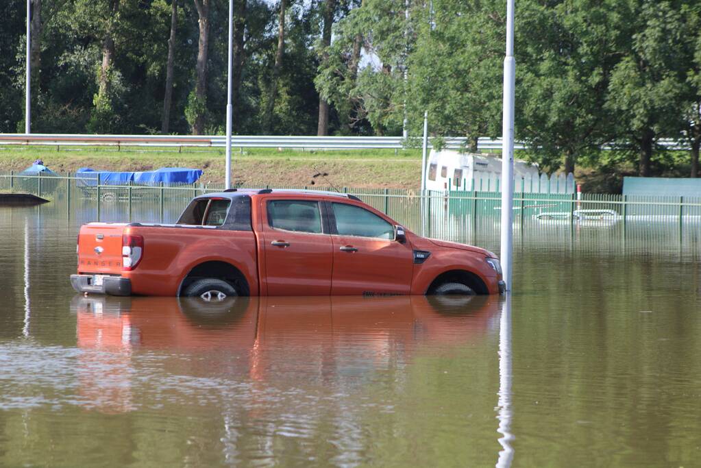 Leger versterkt dijk met zandzakken