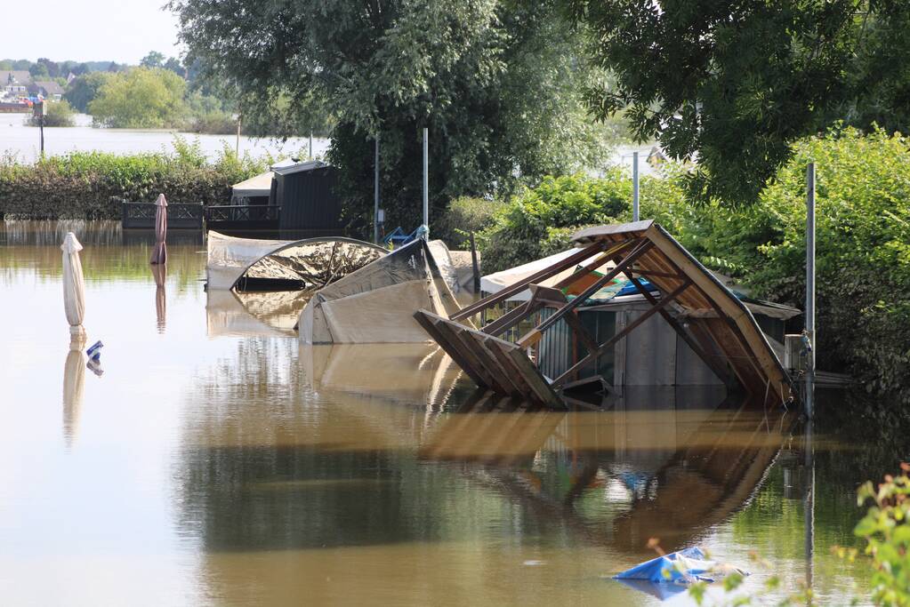 Leger versterkt dijk met zandzakken