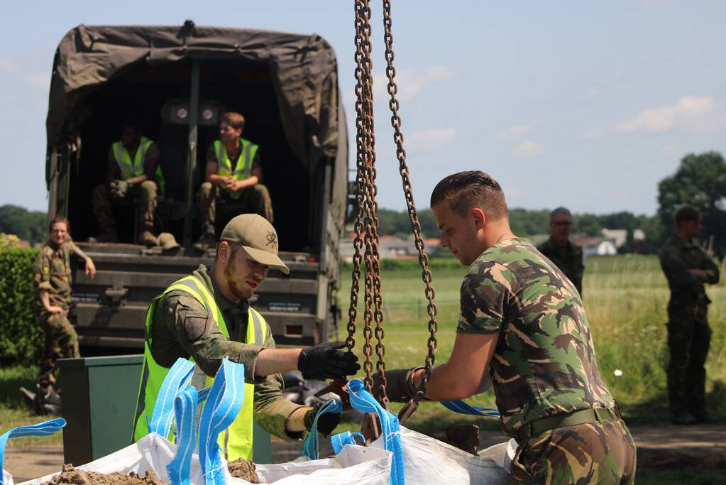 Leger versterkt dijk met zandzakken
