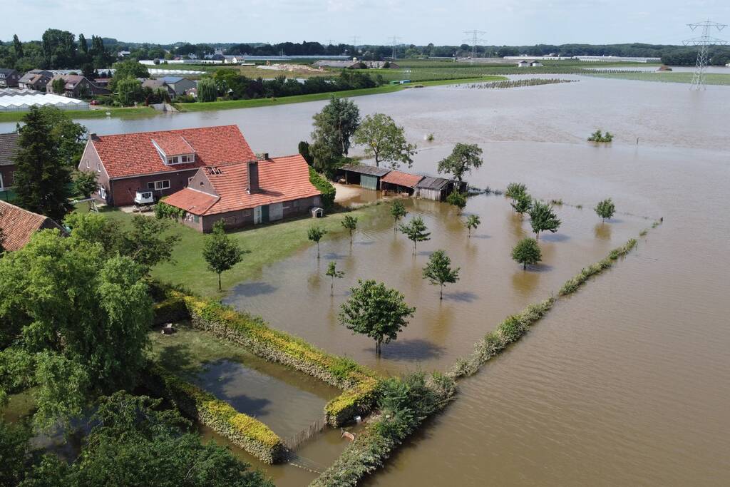 Leger versterkt dijk met zandzakken