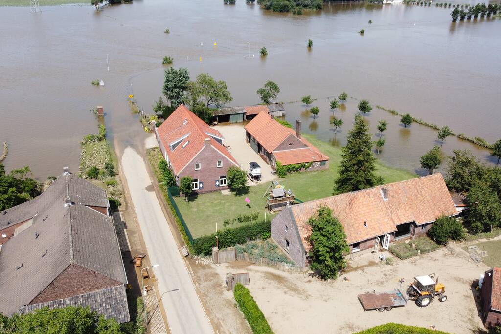 Leger versterkt dijk met zandzakken