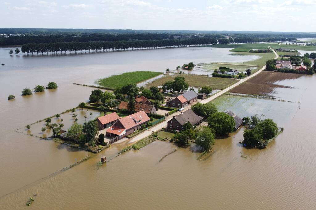 Leger versterkt dijk met zandzakken