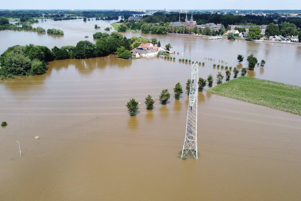Leger versterkt dijk met zandzakken