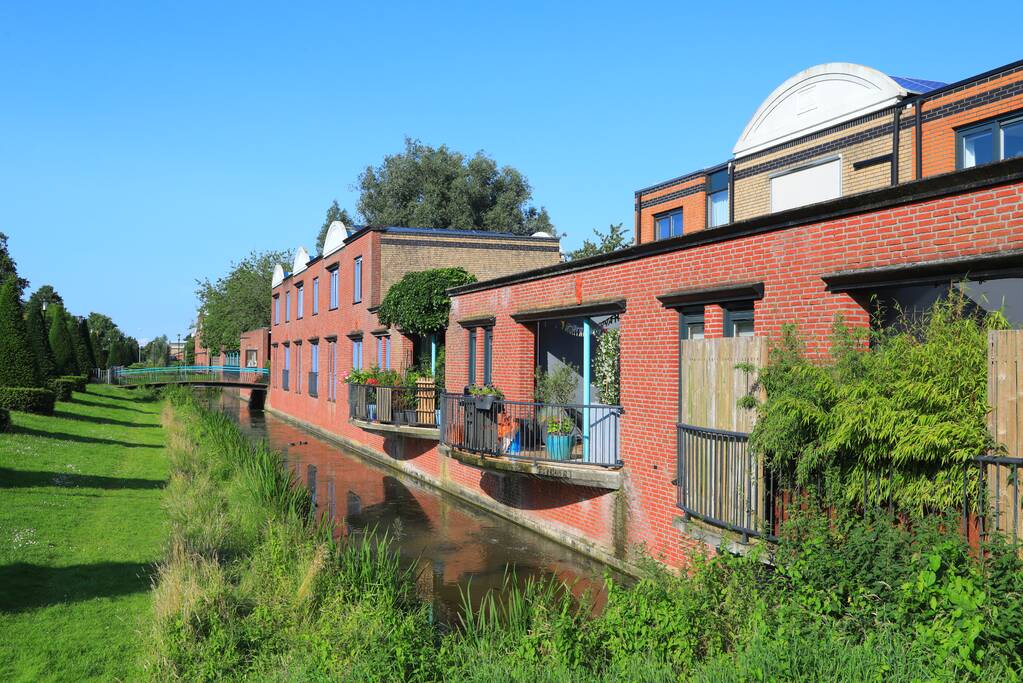 Barbecue met gasfles vat vlam