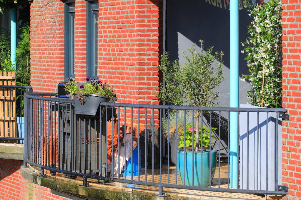 Barbecue met gasfles vat vlam