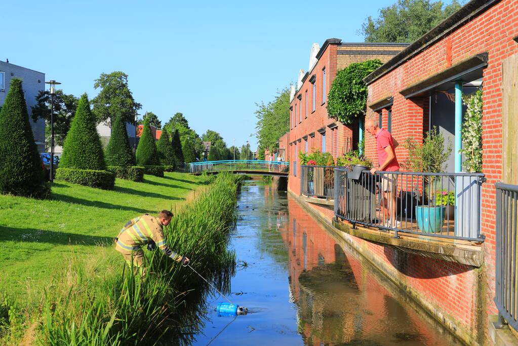 Barbecue met gasfles vat vlam