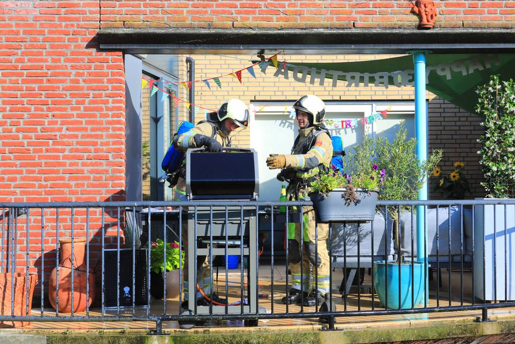 Barbecue met gasfles vat vlam