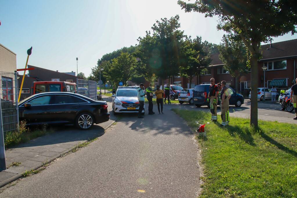 Personenauto rijdt hekwerk van kinderdagverblijf in