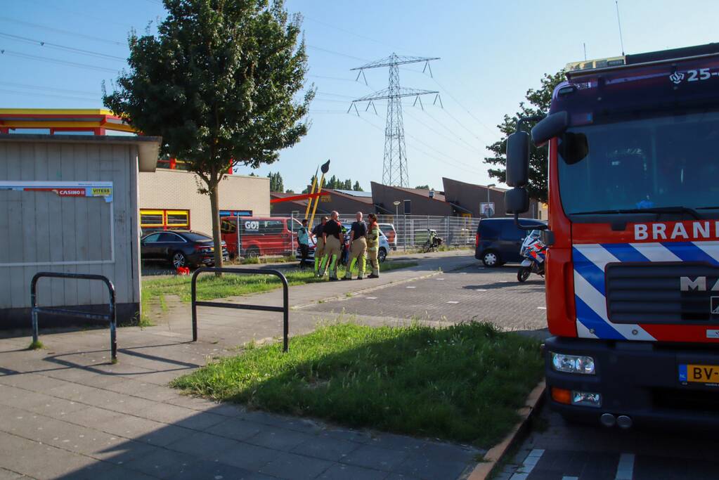 Personenauto rijdt hekwerk van kinderdagverblijf in