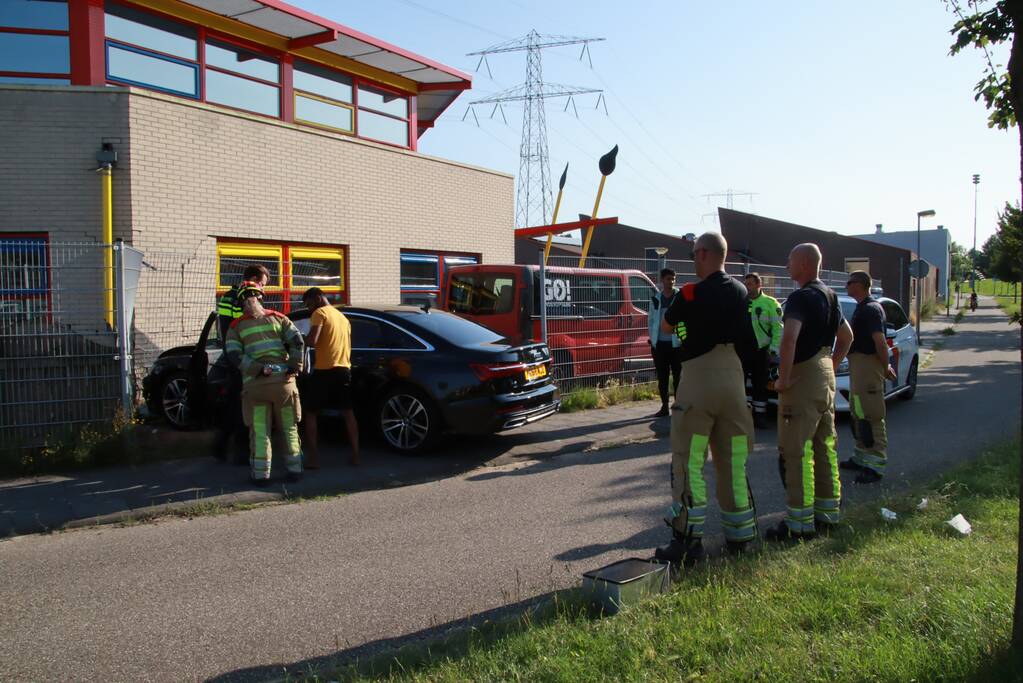 Personenauto rijdt hekwerk van kinderdagverblijf in