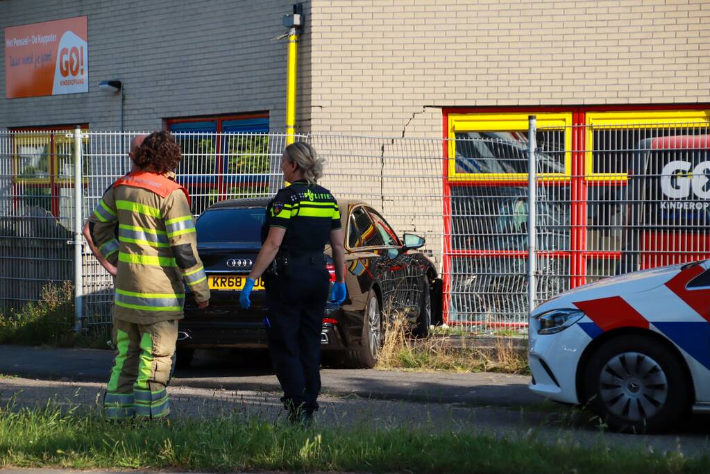 Personenauto rijdt hekwerk van kinderdagverblijf in