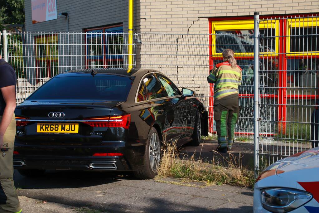 Personenauto rijdt hekwerk van kinderdagverblijf in