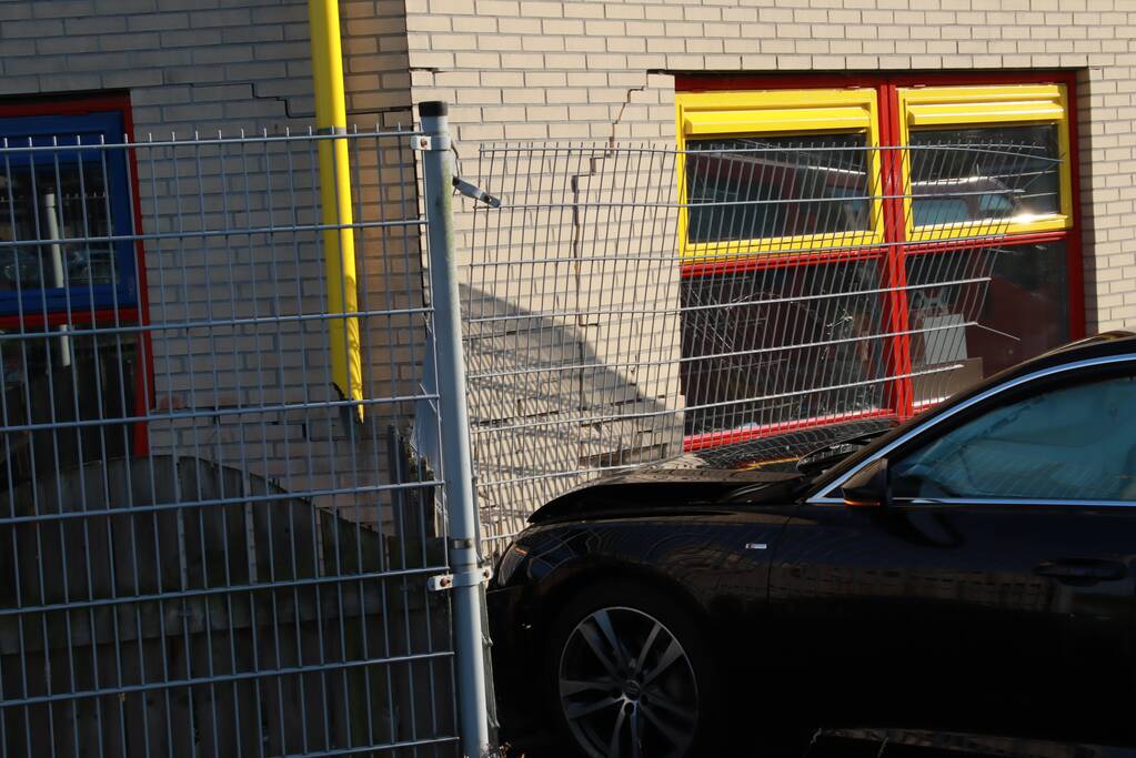 Personenauto rijdt hekwerk van kinderdagverblijf in