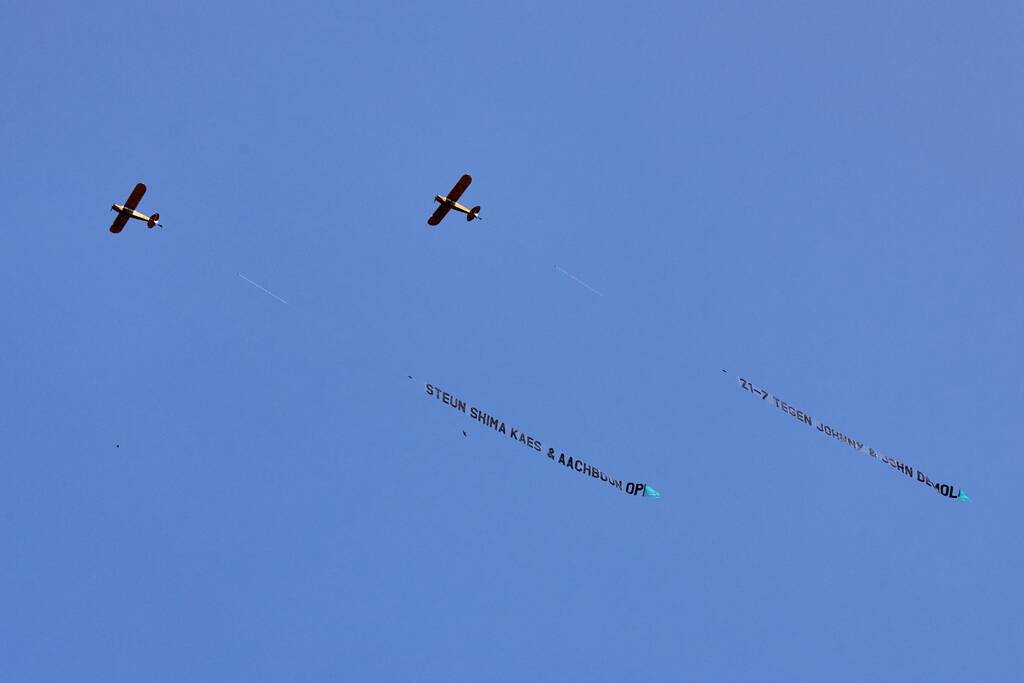 Vliegtuigen met spandoeken om Shima Kaes te steunen
