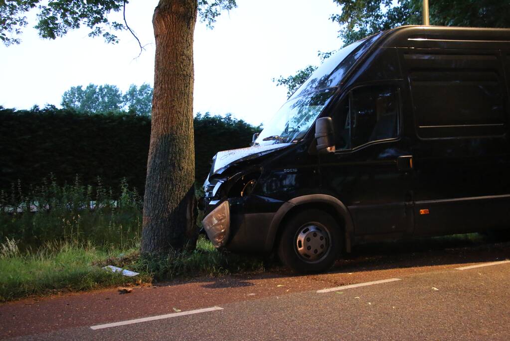 Bestelbus kom tegen boom tot stilstand