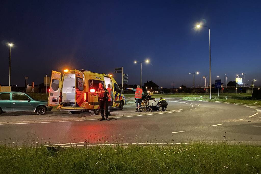 Scooterrijder gewond op rotonde