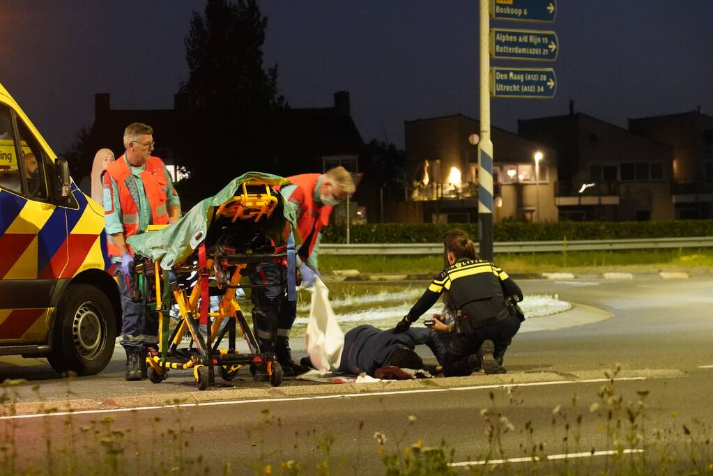 Scooterrijder gewond op rotonde
