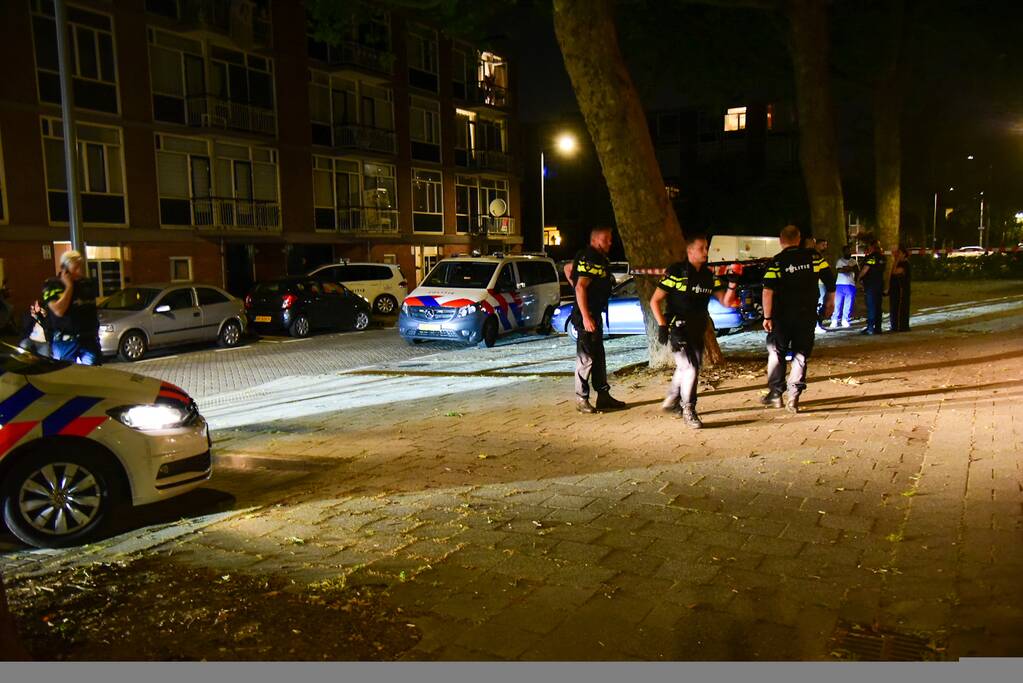 Man zwaargewond na schietpartij op straat