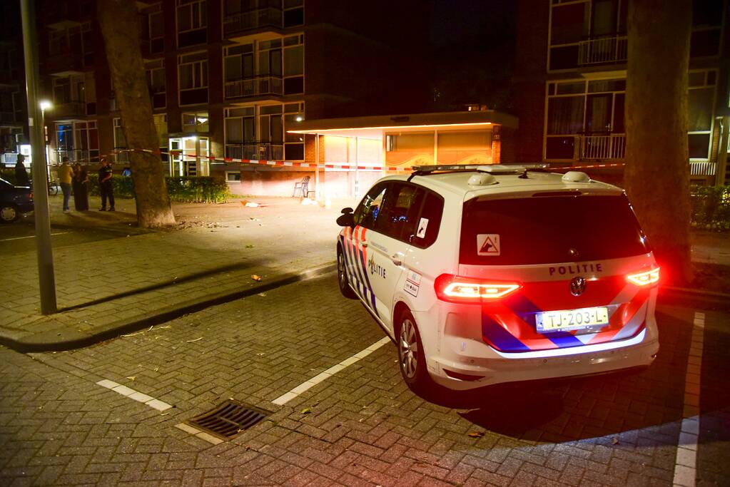 Man zwaargewond na schietpartij op straat