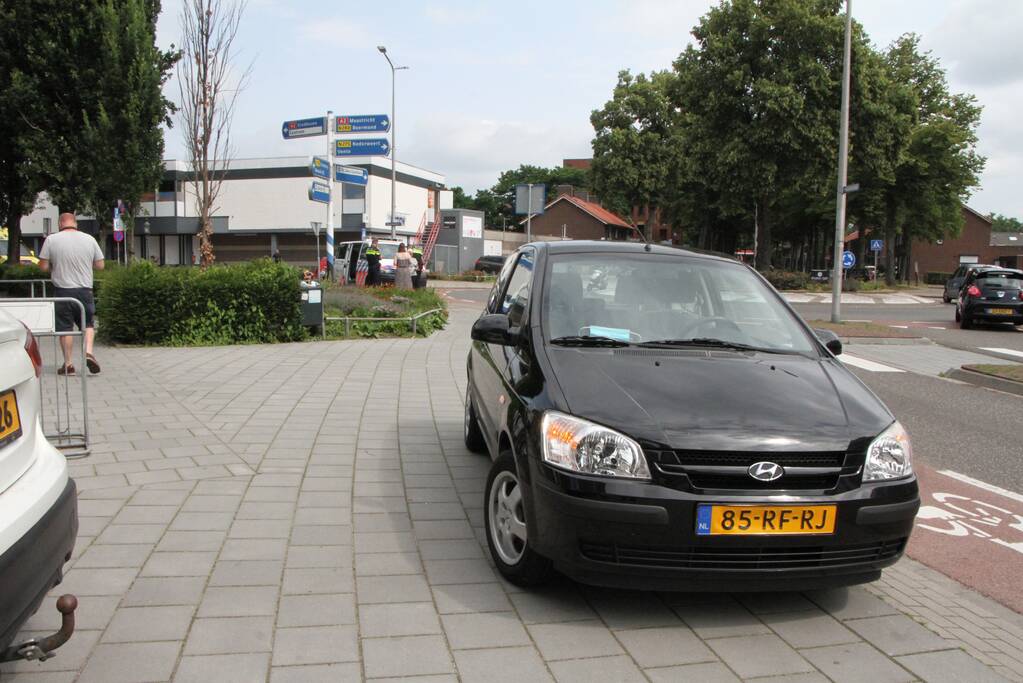 Wielrenner aangereden op rotonde