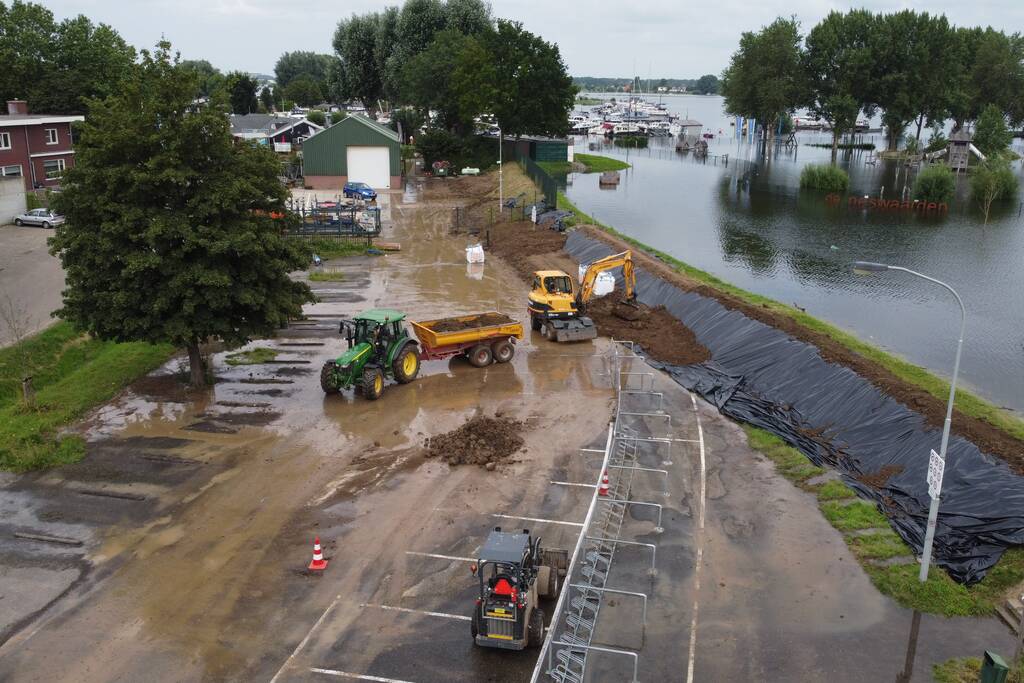 Zomerdijk recreatiegebied dreigt door te breken